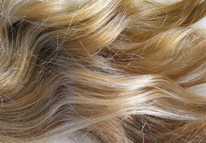 What is flaxen hair mean?