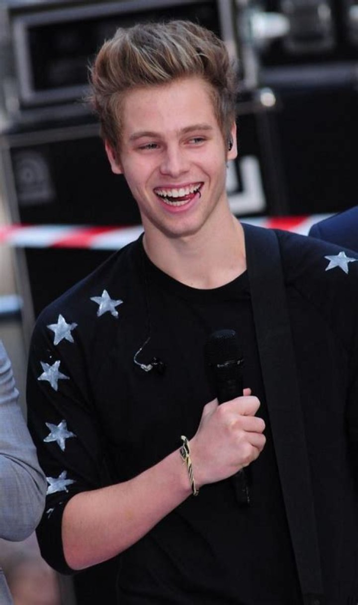 What is Luke Hemmings full name?