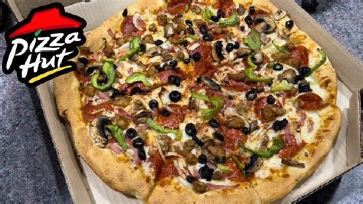 What is on a Pizza Hut Super Supreme?