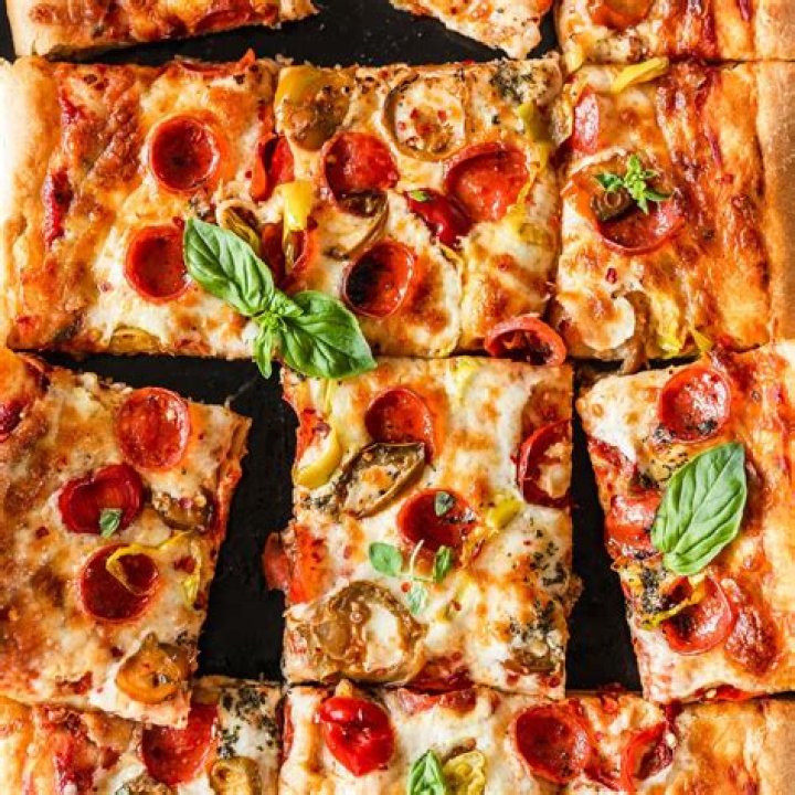 What is on a Siciliana pizza?
