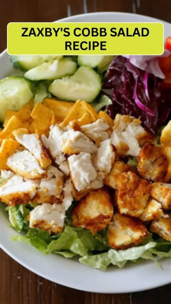 What is on the Zaxby's Cobb Salad?