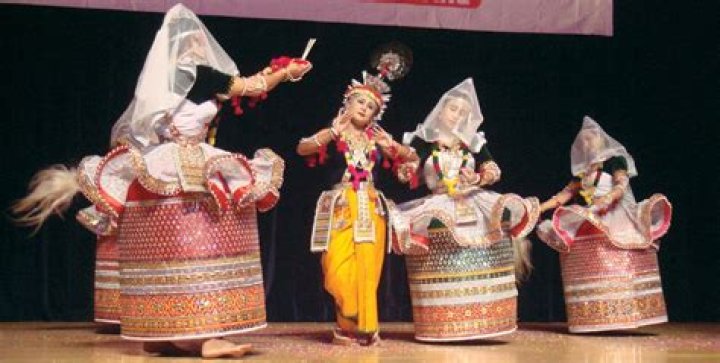 What is the costume of Manipuri dance?