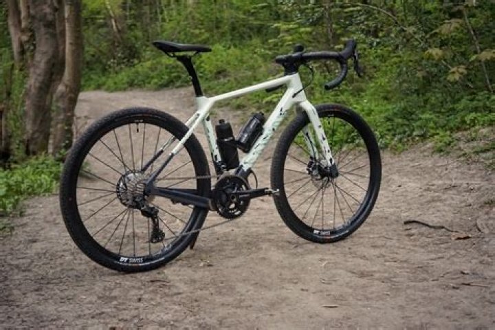 What is the difference between a gravel bike and a cyclocross bike?