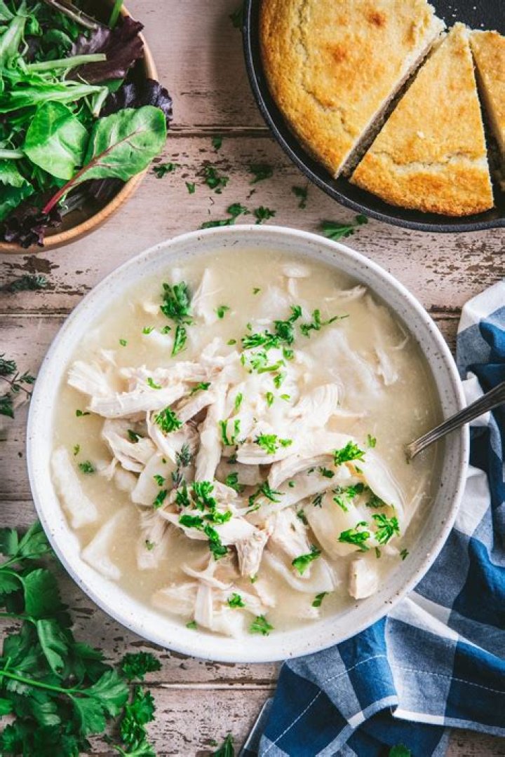 What is the difference between chicken and dumplings and chicken and pastry?