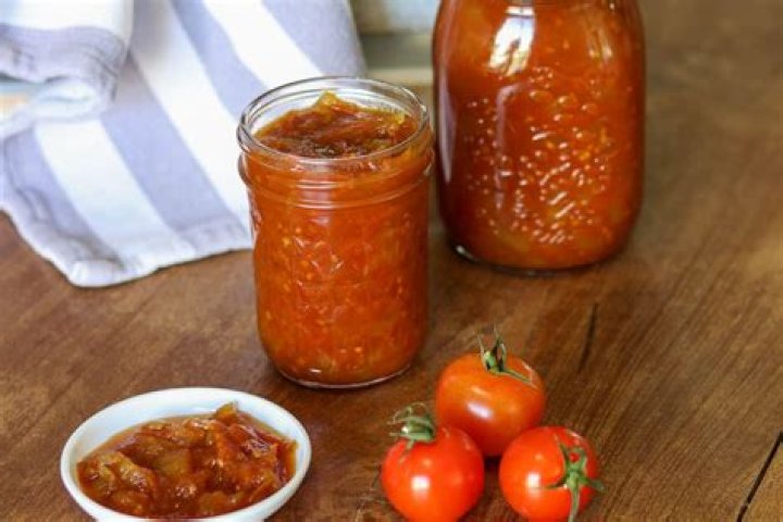 What is the difference between tomato relish and tomato chutney?