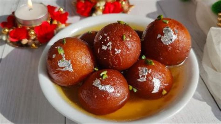 What is the national dessert of Pakistan?
