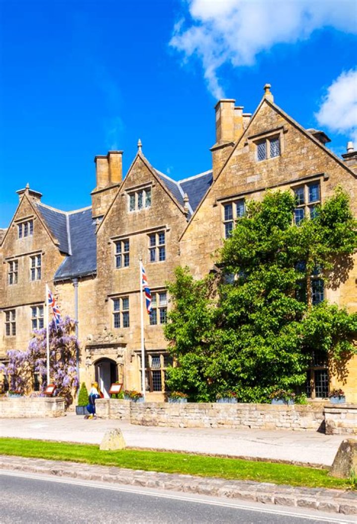 What is the oldest hotel in Ireland?