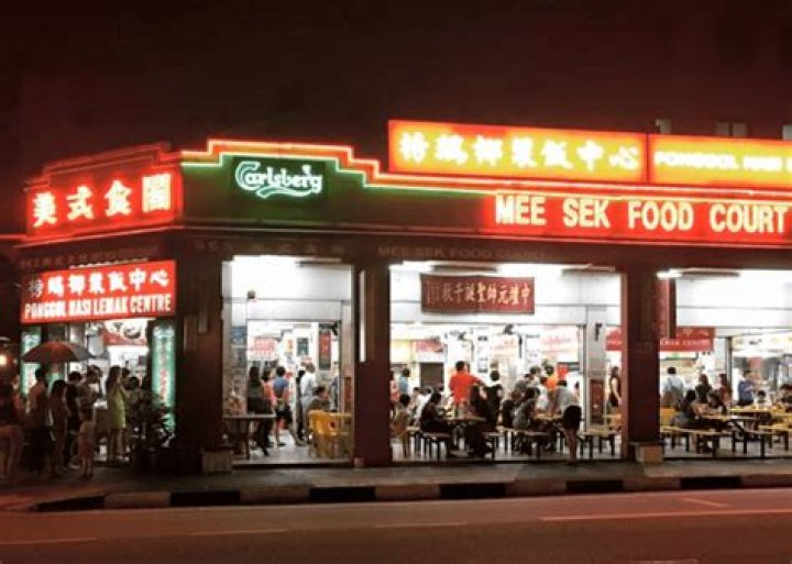 What is there to eat in Hougang Central?