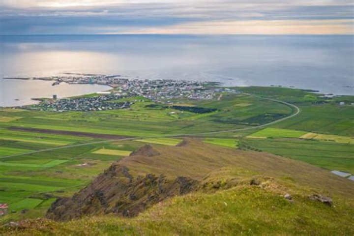 What is there to see between Akureyri and Reykjavik?