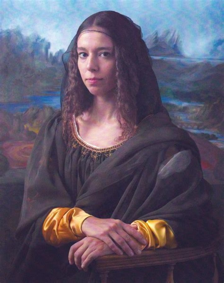 What jewelry does Mona Lisa wear?