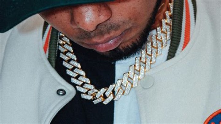 What kind of chains do rappers wear?