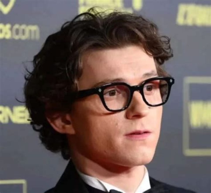 What kind of glasses does Tom Holland wear?