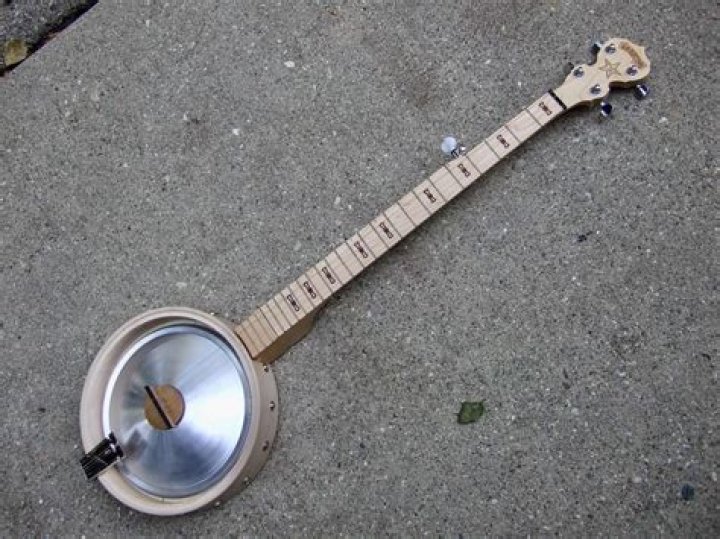 What materials are used to make a banjo?