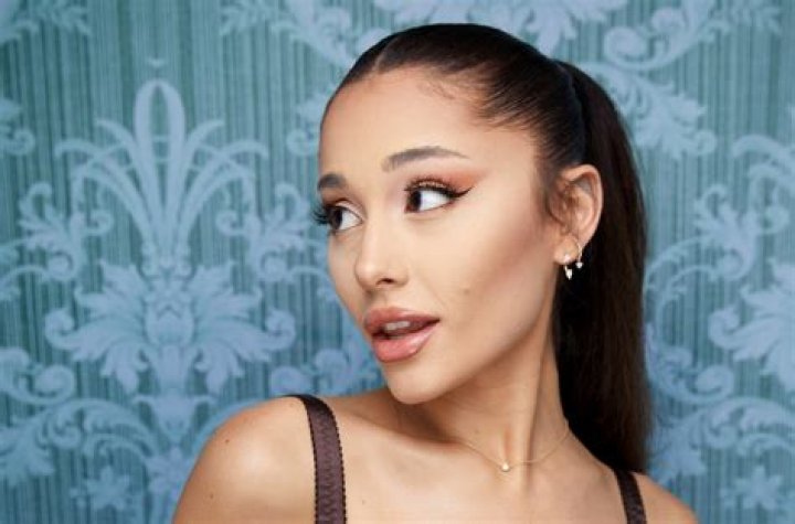 What mic does Ariana Grande use?