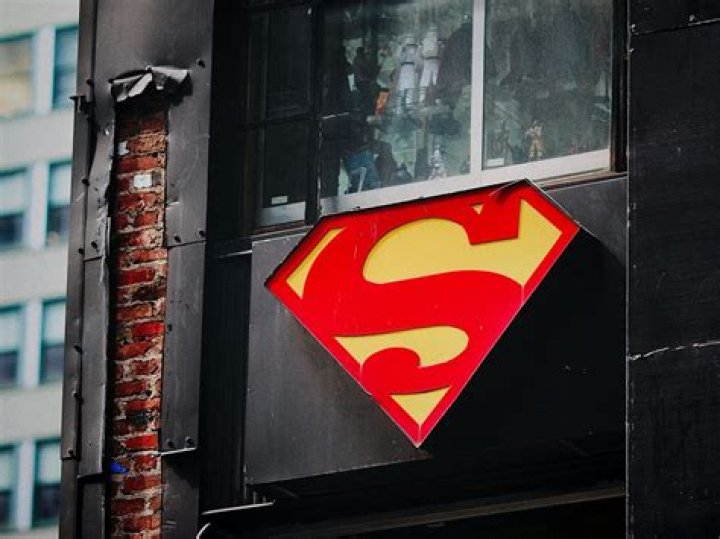 What paper does Clark Kent work for?