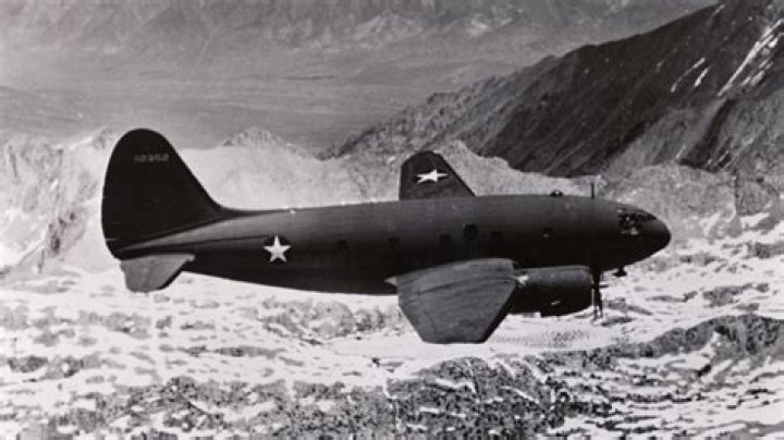 What planes flew the hump in ww2?