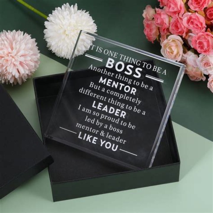 What should I buy my female boss?
