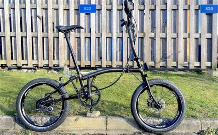 What size are Brompton Tyres?