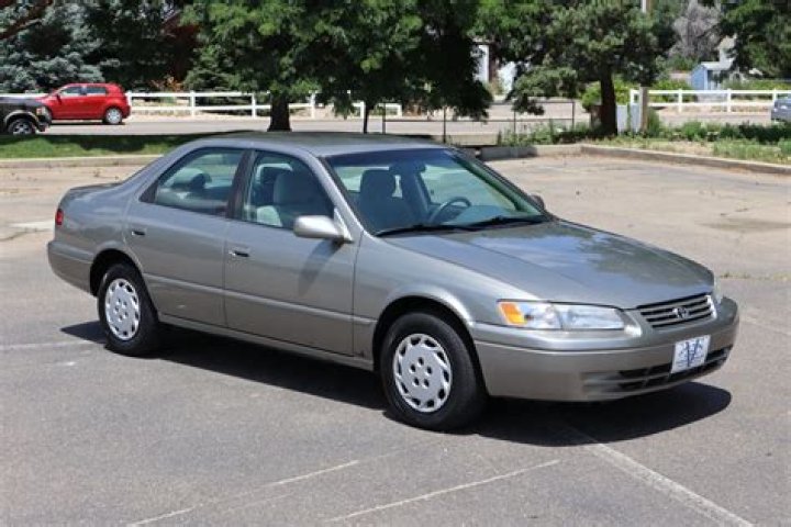 What size tire goes on a 1997 Toyota Camry?