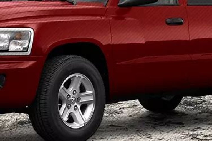 What size tires does a 2003 Dodge Dakota have?