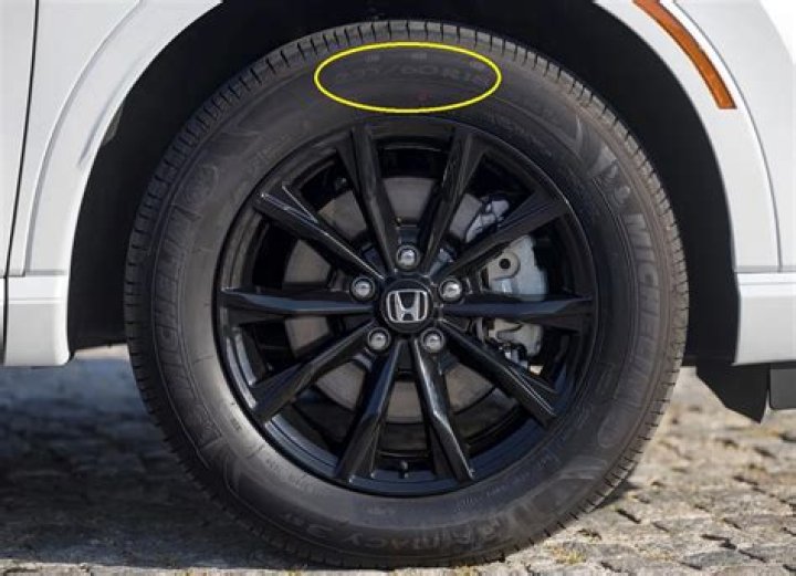 What size tires does a Honda Fit use?