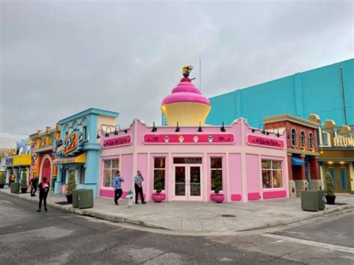 What stores are in Universal Studios Florida?