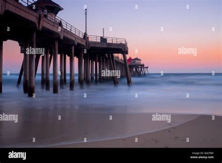 What time does the Huntington Beach Pier close?