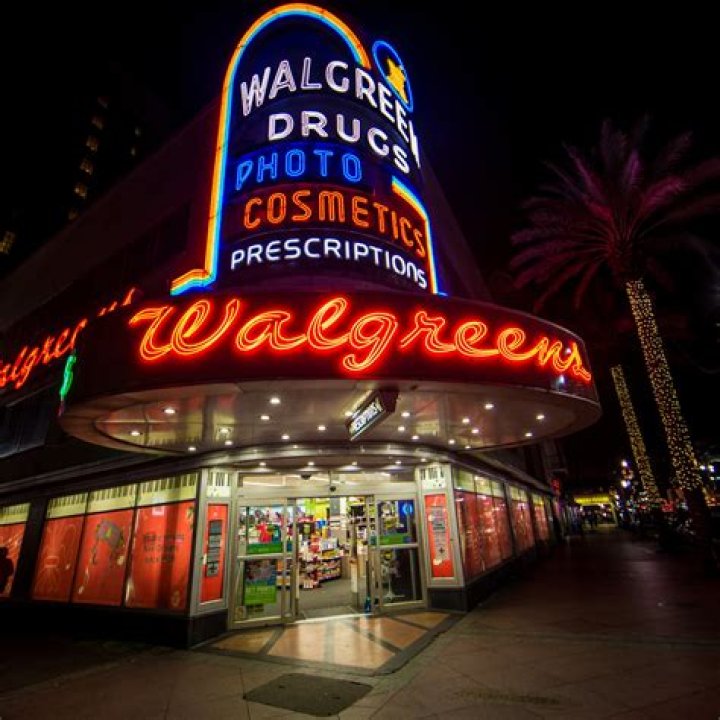 What time does Walgreens open on Christmas Day?