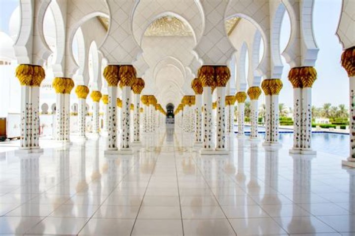 What time is the Sheikh Zayed Grand Mosque closed for visitors due to worship?
