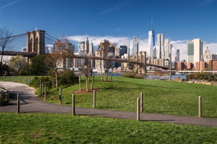What trains go to Brooklyn Bridge Park?