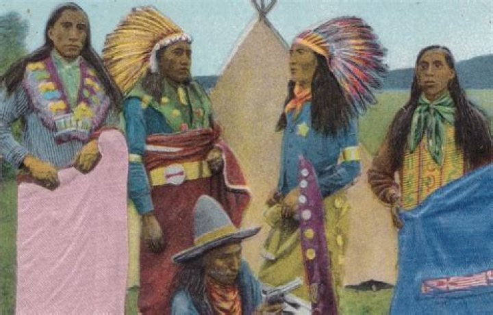 What type of homes did the Crow tribe live in?
