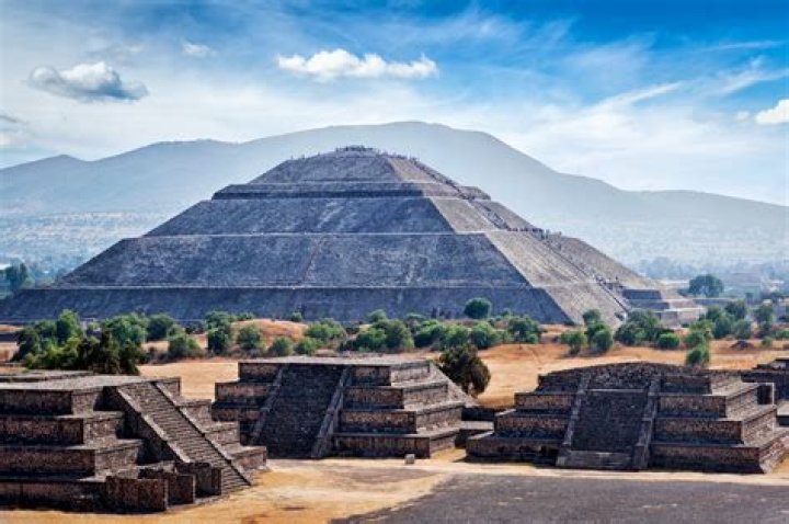 What was the population of the Aztecs?