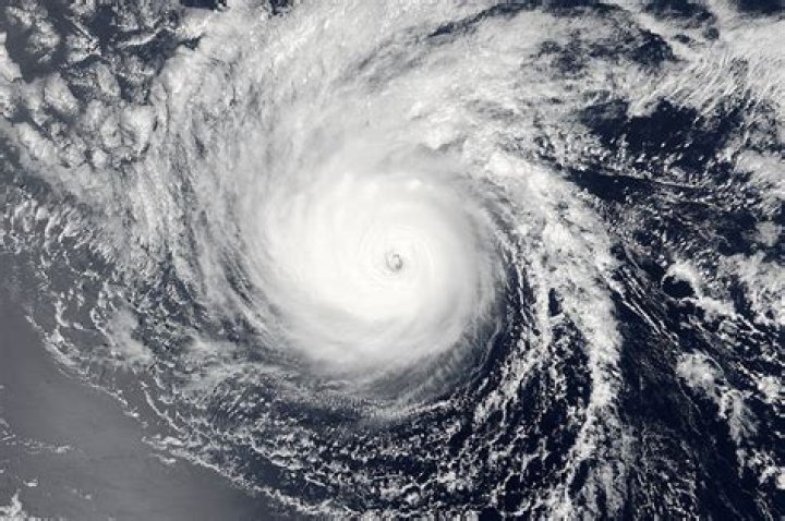 When did Hurricane Iwa hit Hawaii?