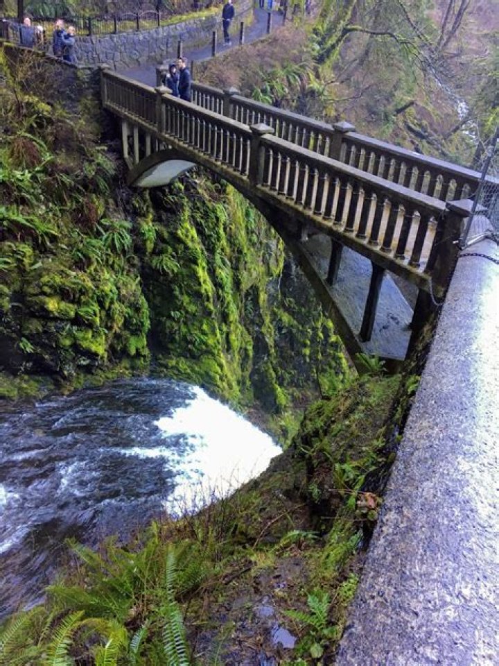 When was Multnomah Falls Benson Bridge built?