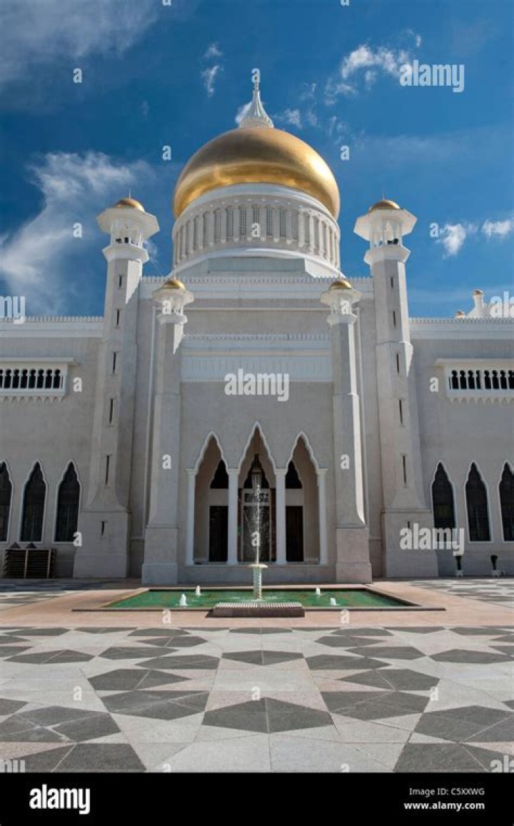 When was the Sultan Omar Ali Saifuddin Mosque built?