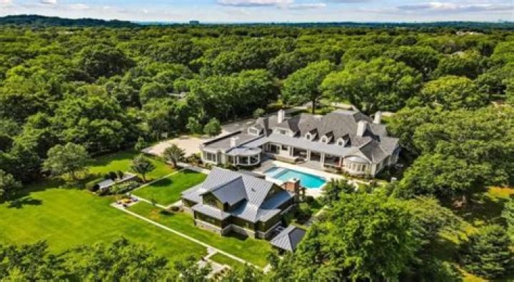 Where do celebrities have vacation homes?