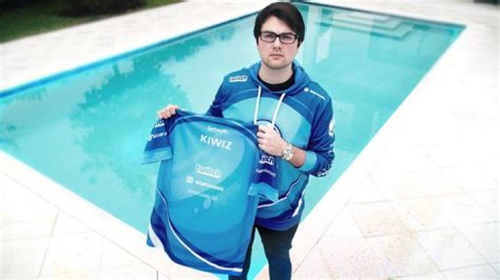 Where does LG Kiwiz live?