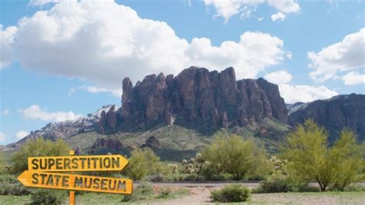 Where is Superstition Mountain in AZ?