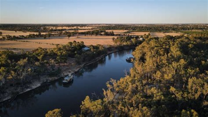 Where should I stay on the Murray River?