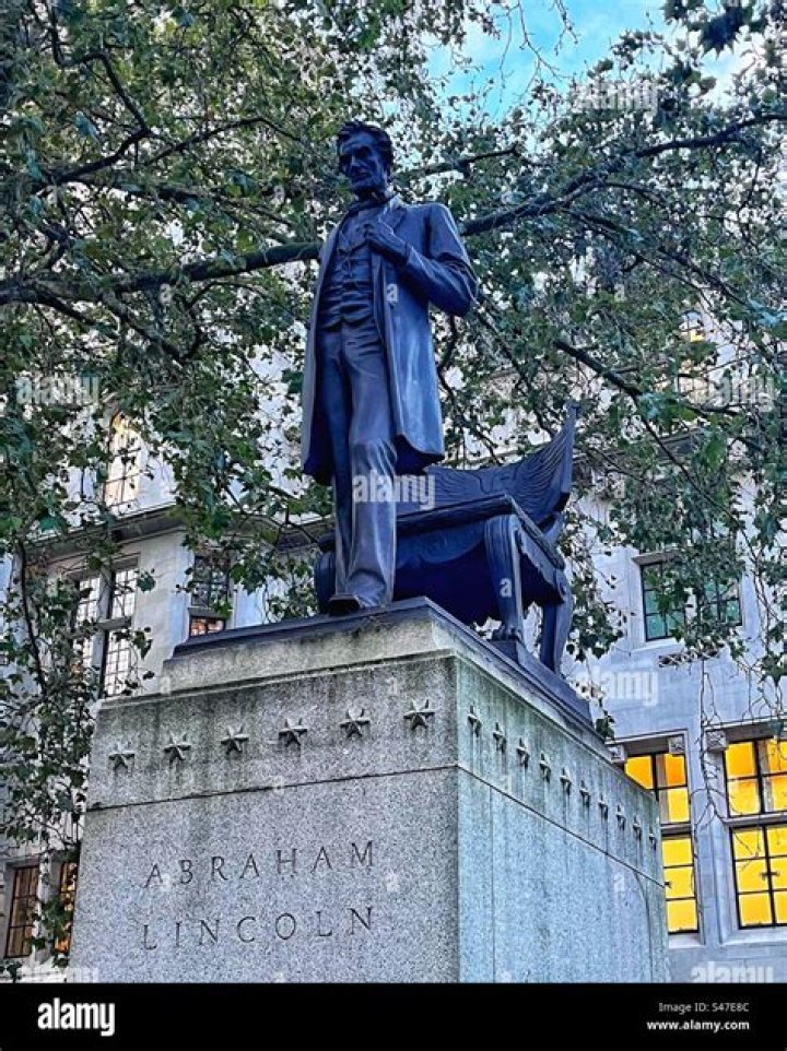 Which American president has a statue in Parliament Square?