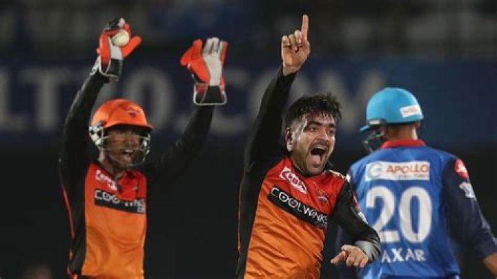 Which batsman has the best batting average for SunRisers Hyderabad in IPL 2017?