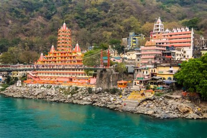 Which God is temple in Rishikesh?