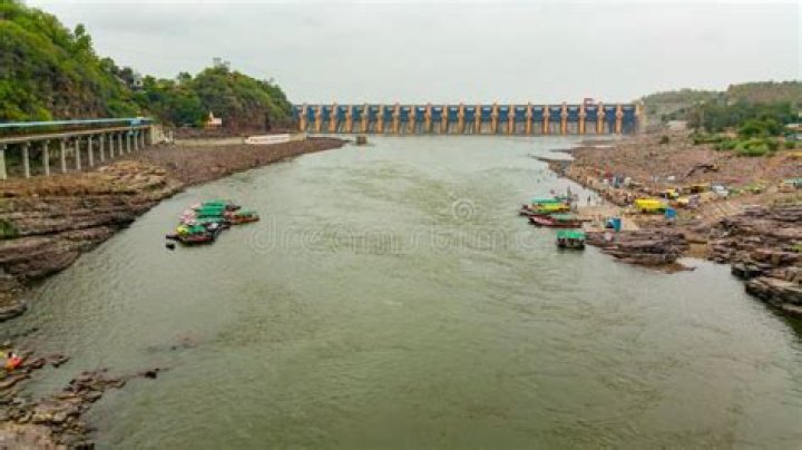 Which river flows in Omkareshwar?