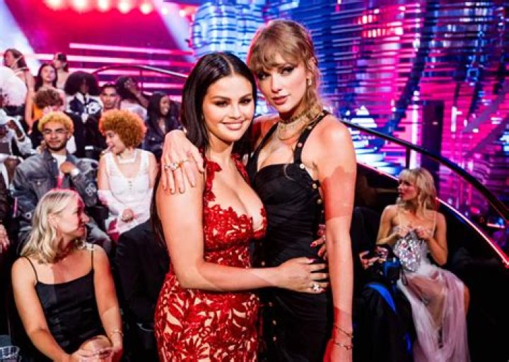 Who are Selena Gomez's best friends?