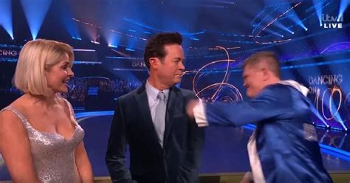 Who cut their head on Dancing On Ice?