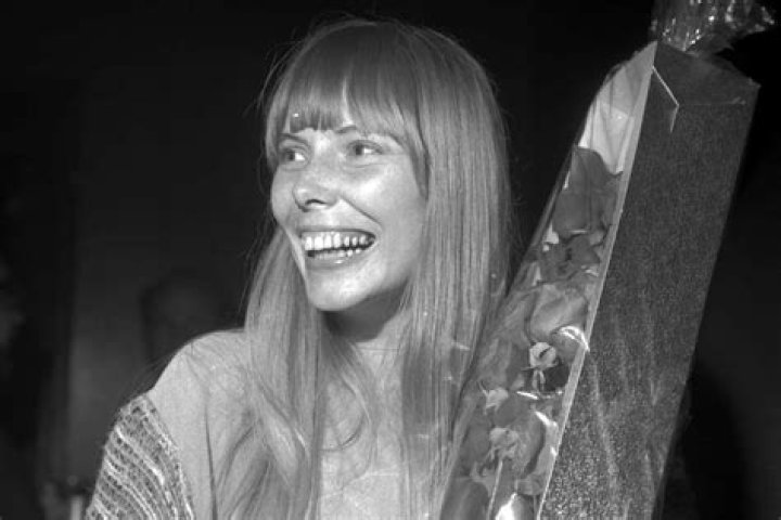 Who did Joni Mitchell live with?