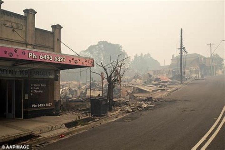 Who died in Cobargo fire?