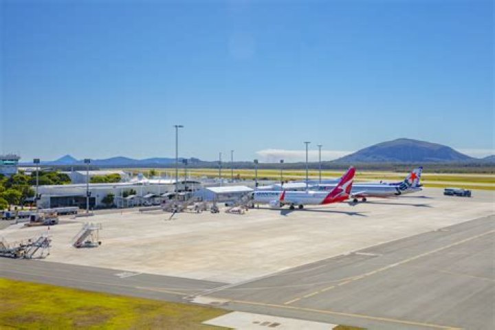 Who flies out of Sunshine Coast Airport?