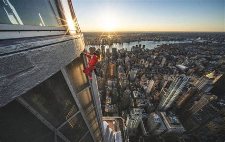 Who holds the record for the fastest climb of the Empire State Building?