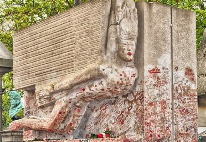 Who is buried with Oscar Wilde?